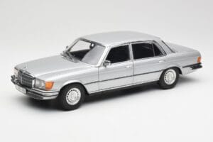 Mercedes 450 SEL 6.9 W116 Srebrna Revell 1:18 8955 Kovina