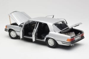 Mercedes 450 SEL 6.9 W116 Srebrna Revell 1:18 8955 Kovina – slika 5 od 8
