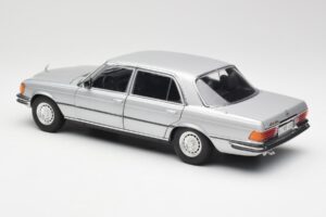 Mercedes 450 SEL 6.9 W116 Srebrna Revell 1:18 8955 Kovina – slika 7 od 8