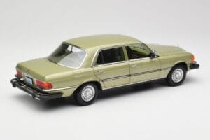 Mercedes 450 SEL W116 J.R. Ewing Dallas Srebrno Zelena Norev 1:18 183975 Kovina – slika 5 od 8