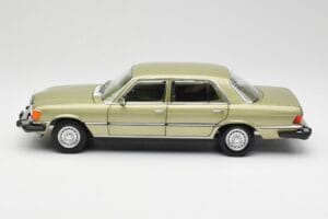 Mercedes 450 SEL W116 J.R. Ewing Dallas Srebrno Zelena Norev 1:18 183975 Kovina – slika 7 od 8