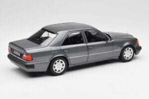 Mercedes 500 E W124 Pearl Siv Norev 1:18 183946 Kovina – slika 3 od 8