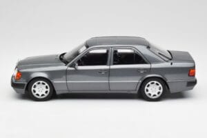 Mercedes 500 E W124 Pearl Siv Norev 1:18 183946 Kovina – slika 4 od 8