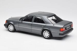 Mercedes 500 E W124 Pearl Siv Norev 1:18 183946 Kovina – slika 7 od 8