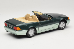 Mercedes 500 SL R129 Srebrno Zelen Revell 1:18 8802 Kovina – slika 3 od 8