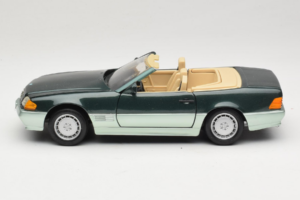 Mercedes 500 SL R129 Srebrno Zelen Revell 1:18 8802 Kovina – slika 4 od 8