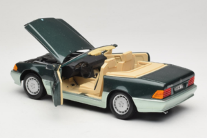Mercedes 500 SL R129 Srebrno Zelen Revell 1:18 8802 Kovina – slika 5 od 8