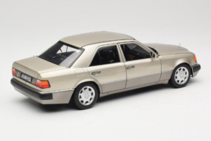 Mercedes 500E W124 Smoke Silver Prodajalska Izdaja Norev 1:18 B66040724 Kovina – slika 3 od 8