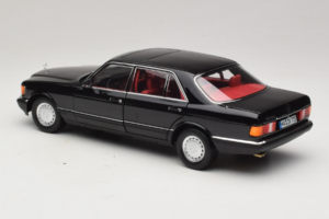 Mercedes 560 SEL W126 Črn Z Rdečo Notranjostjo Norev 1:18 183788 Kovina – slika 4 od 8