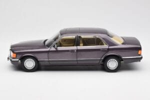 Mercedes 560 SEL W126 Vijolična Metallic Norev 1:18 183544 Kovina – slika 4 od 8