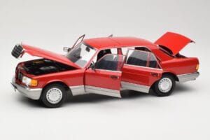 Mercedes 560 SEL W126 Rdeč Norev 1:18 183463 Kovina – slika 2 od 8