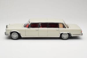 Mercedes 600 Pullman W100 Svetlo Siva NZG 1:18 B66040708 Kovina – slika 4 od 8