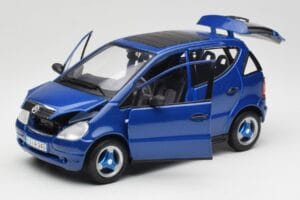 Mercedes A-Class W168 Temno Moder Maisto 1:18 B66005219 Kovina – slika 2 od 8