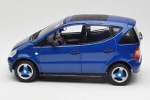 Mercedes A-Class W168 Temno Moder Maisto 1:18 B66005219 Kovina – slika 4 od 8