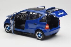 Mercedes A-Class W168 Temno Moder Maisto 1:18 B66005219 Kovina – slika 5 od 8