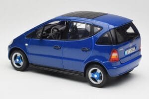 Mercedes A-Class W168 Temno Moder Maisto 1:18 B66005219 Kovina – slika 7 od 8