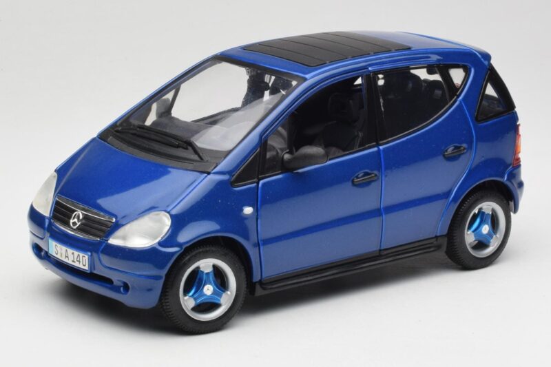 Mercedes A-Class W168 Temno Moder Maisto 1:18 B66005219 Kovina