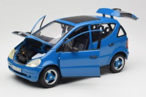 Mercedes A-Class W168 Svetlo Modra Maisto 1:18 37800-M5 Kovina – slika 2 od 8