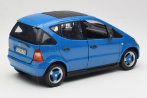 Mercedes A-Class W168 Svetlo Modra Maisto 1:18 37800-M5 Kovina – slika 3 od 8