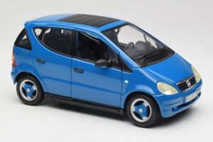Mercedes A-Class W168 Svetlo Modra Maisto 1:18 37800-M5 Kovina – slika 6 od 8