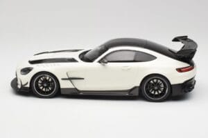 Mercedes AMG GT C190 Black Series Designo Diamond Bela Metallic Minichamps 1:18 155032022 Kovina – slika 3 od 6