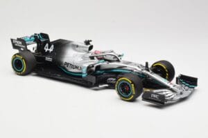 Mercedes AMG Petronas W10 #44 L. Hamilton Winner Chinese GP 2019 Minichamps 1:18 110190344 Kovina – slika 4 od 6