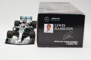 Mercedes AMG Petronas W10 #44 L. Hamilton F1 World Champion 2019 Minichamps 1:18 110190044 Kovina – slika 6 od 6