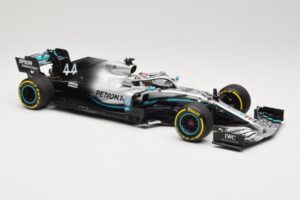 Mercedes AMG Petronas W10 #44 L. Hamilton F1 World Champion Dealer Edition 2019 Minichamps 1:18 B66960567 Kovina – slika 4 od 7