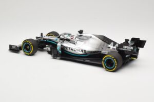 Mercedes AMG Petronas W10 #44 L. Hamilton F1 World Champion Dealer Edition 2019 Minichamps 1:18 B66960567 Kovina – slika 5 od 7