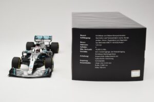 Mercedes AMG Petronas W10 #44 L. Hamilton F1 World Champion Dealer Edition 2019 Minichamps 1:18 B66960567 Kovina – slika 6 od 7