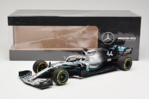 Mercedes AMG Petronas W10 #44 L. Hamilton F1 World Champion Dealer Edition 2019 Minichamps 1:18 B66960567 Kovina – slika 7 od 7