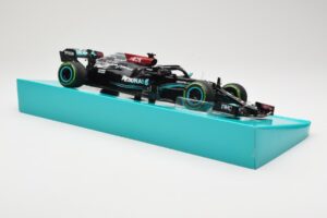 Mercedes AMG Petronas W12 E Performance #44 L. Hamilton Russian GP 2021 Minichamps 1:18 113211544 Kovina – slika 4 od 6