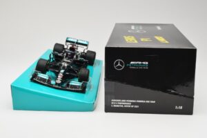 Mercedes AMG Petronas W12 E Performance #44 L. Hamilton Russian GP 2021 Minichamps 1:18 113211544 Kovina – slika 6 od 6