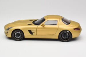 Mercedes AMG SLS C197 Zlata Minichamps 1:18 100039024 Kovina – slika 4 od 8
