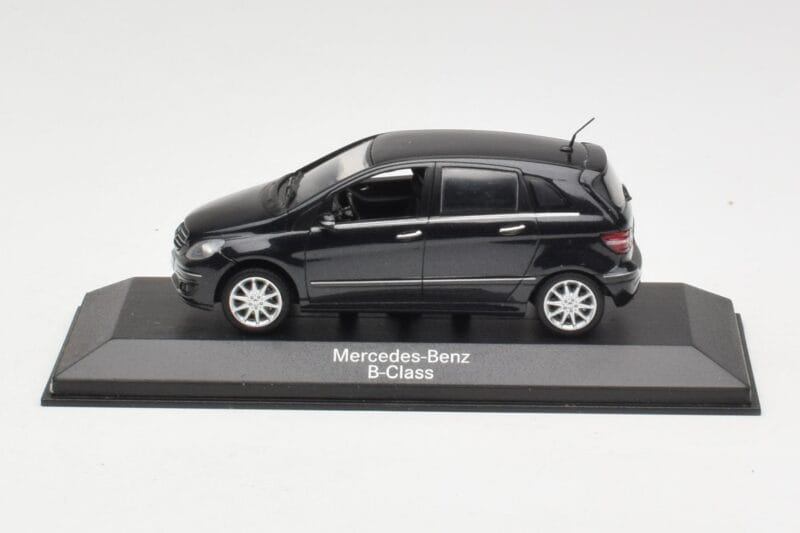 Mercedes B-Class W245 Cosmos Black Minichamps 1:43 B66962218 Kovina
