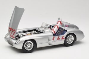Mercedes 300 SLR W196S #722 S. Moss / D. Jenkinson Mille Miglia Winner 1955 Maisto 1:18 536887 Kovina – slika 2 od 8