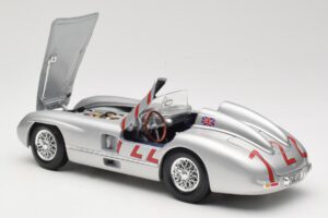 Mercedes 300 SLR W196S #722 S. Moss / D. Jenkinson Mille Miglia Winner 1955 Maisto 1:18 536887 Kovina – slika 5 od 8