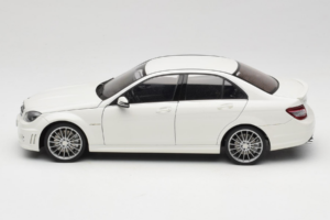 Mercedes AMG C63 W204 Bel AUTOart 1:18 72674-R1 Kovina – slika 4 od 8