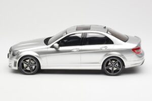 Mercedes C63 AMG W204 Srebrn GT Spirit 1:18 GT462 Smola – slika 3 od 6