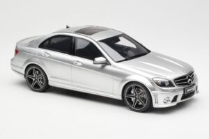 Mercedes C63 AMG W204 Srebrn GT Spirit 1:18 GT462 Smola – slika 4 od 6