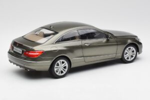 Mercedes E-Class Coupe C207 Titanite Siv Metalik Minichamps 1:18 B66962419 Kovina – slika 3 od 8