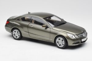 Mercedes E-Class Coupe C207 Titanite Siv Metalik Minichamps 1:18 B66962419 Kovina – slika 6 od 8
