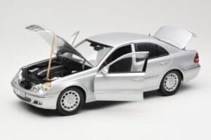 Mercedes E-Class W211 Srebrn Kyosho 1:18 B66962146 Kovina – slika 2 od 8