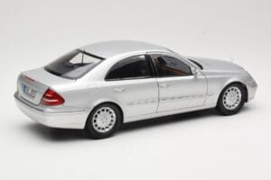 Mercedes E-Class W211 Srebrn Kyosho 1:18 B66962146 Kovina – slika 3 od 8