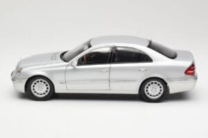 Mercedes E-Class W211 Srebrn Kyosho 1:18 B66962146 Kovina – slika 4 od 8