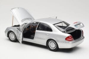 Mercedes E-Class W211 Srebrn Kyosho 1:18 B66962146 Kovina – slika 5 od 8