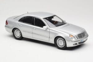 Mercedes E-Class W211 Srebrn Kyosho 1:18 B66962146 Kovina – slika 6 od 8