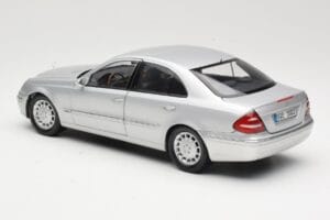 Mercedes E-Class W211 Srebrn Kyosho 1:18 B66962146 Kovina – slika 7 od 8