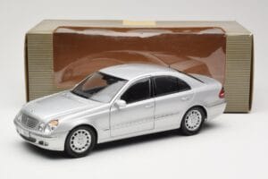 Mercedes E-Class W211 Srebrn Kyosho 1:18 B66962146 Kovina – slika 8 od 8
