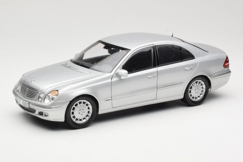 Mercedes E-Class W211 Srebrn Kyosho 1:18 B66962146 Kovina